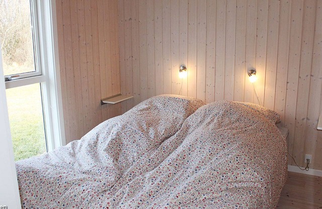 Modernes Holzhaus auf großem Grundstück in Strandnähe