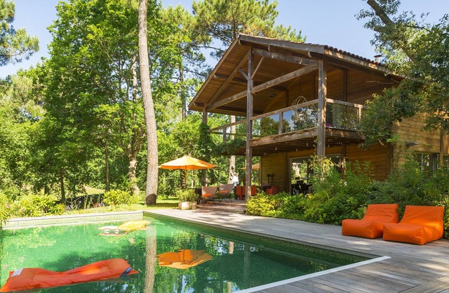 Modernes Holzhaus auf großen Grundstück mit beheiztem Pool im Golf von Biscarrosse entfernt.