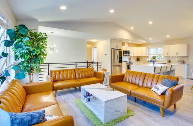 Modern Woodinville Home w/ Hot Tub + Sauna!