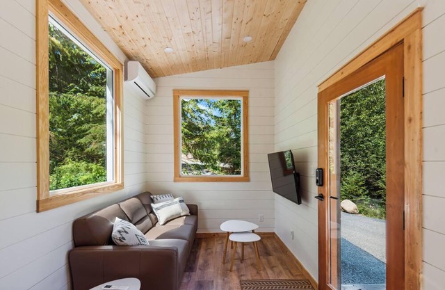 Modern & woodsy tiny home with outdoor tub!