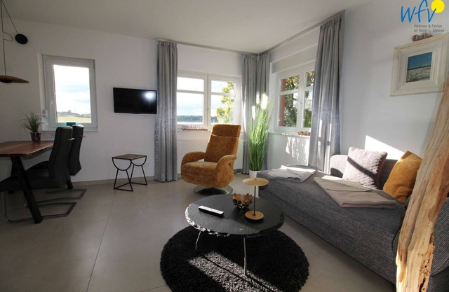 Komfortables Apartment Naturhafen im Ferienpark Seedorf mit Seeblick und Balkon