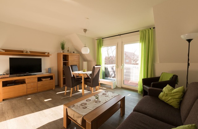 Dat Ferienhus Norddeich: Moderne OG-Wohnung mit Süd-West Balkon
