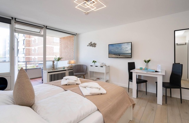 Modernes App. mit Balkon, Meerblick, PKW-Stellplatz, WLAN. Haustiere erlaubt.