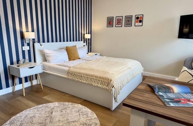 Modernes App. mit Balkon, Meerblick, PKW-Stellplatz, WLAN. Haustiere erlaubt.