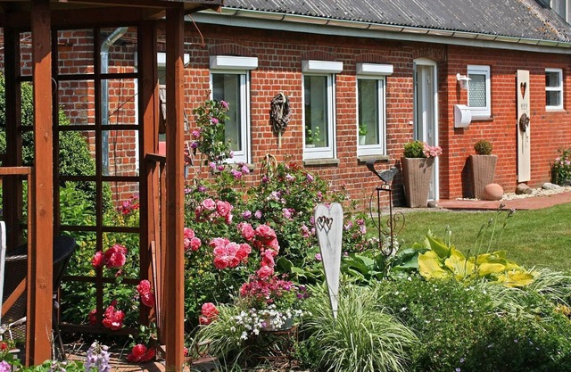 Modernes, gemütliches Doppelhaus "Nanny" mit großem Garten und Kaminofen im schönen Nordfriesland, perfekt für Paare und Familien geeignet, die sich abseits des Alltagstrubels eine Auszeit gönnen möchten