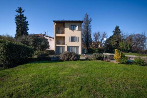 Modernes Haus Mit Garten Und Privatem Parkplatz