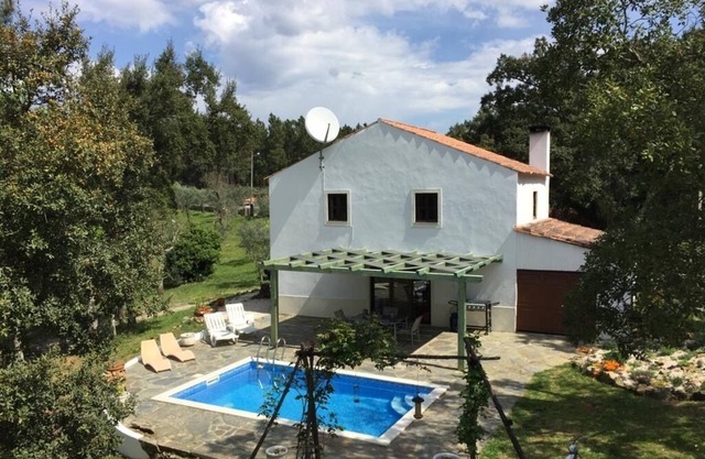 Modernisiertes Ferienhaus mit Nebengebäude und Pool in schöner ruhiger Umgebung