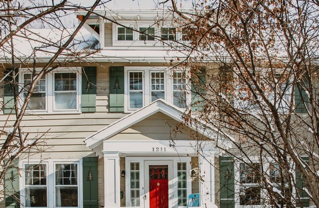Modernized historic farmhouse 15 mins from O’Hare