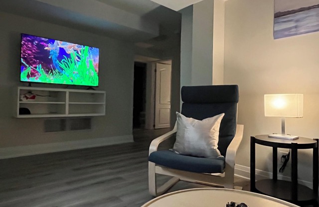 Modernized, Sleek & Cozy Suite, Streestville