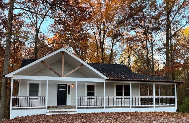 Modernly Appointed Lakehouse, Backs Up to the Woods, Sleeps 10, Full Kitchen