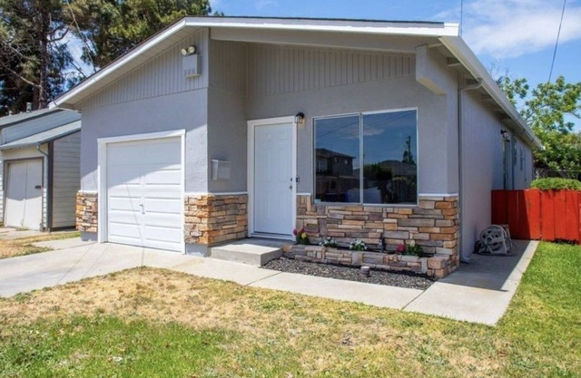 Modernly Remodeled Cabin-Style Bungalow