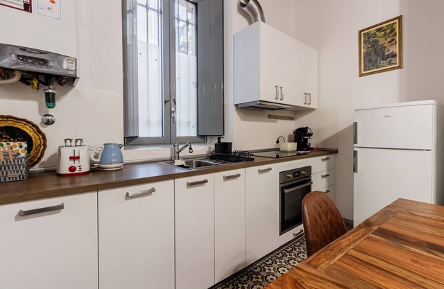 Moderno Loft nel Cortile di un Casale Storico