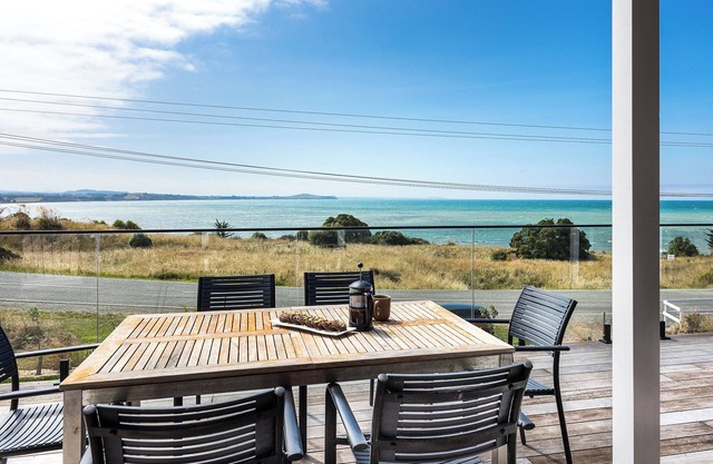 Moeraki Beach Haven - Otago Beachfront Home