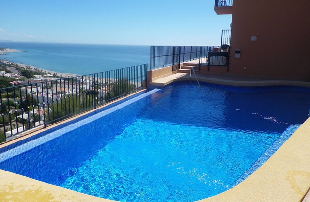 Villa mit privatem Infinity-Pool und spektakulären Meer, Berge und Stadtansichten