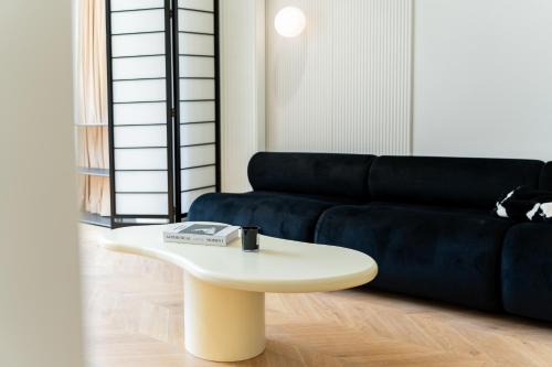 Moli B&B-Nanjing West Road 3-Bedrooms with Elevator 3 king-size beds 2 bathrooms 1bathtub Apart ment Near the subway
