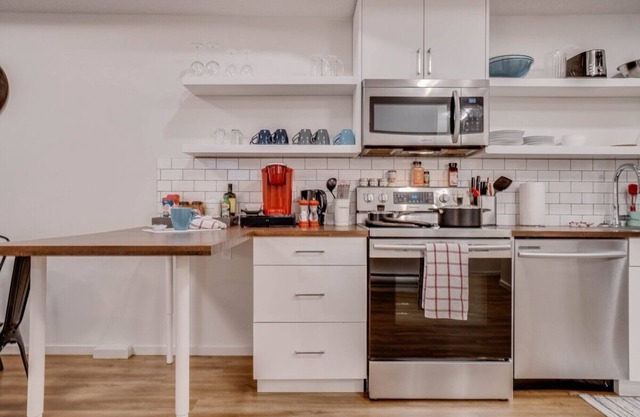 Molly - Perfectly located, 5 Min to W Edm Mall!