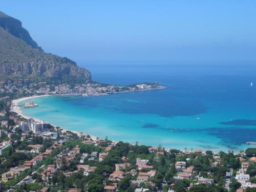 Mondello Luxury Apartment on the Beach