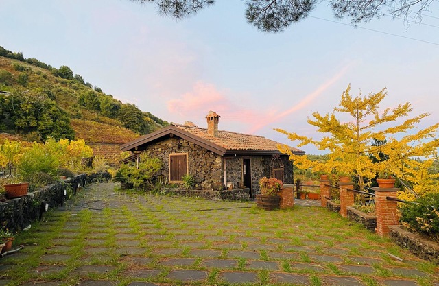 Mondifeso Chalet (Etna+vineyard+jacuzzi)