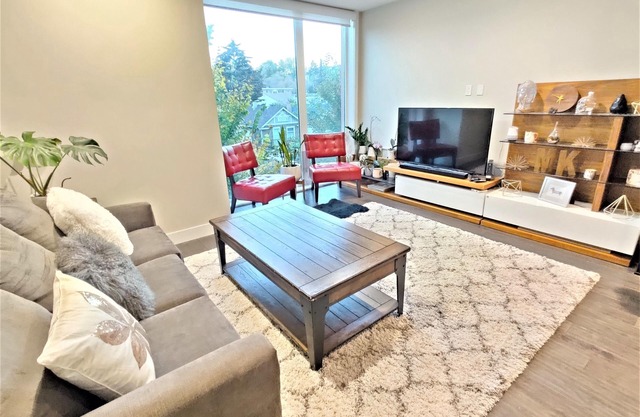 Monki Di Executive Suites - GLAS - Luxury Inner City Home 3 min to Downtown w Private Rooftop Patio Fireplace