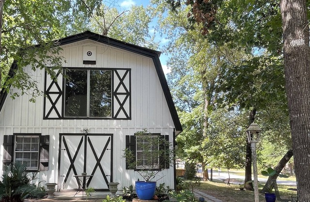 Monochrome Barndominium in Golf Course Community just off I-45