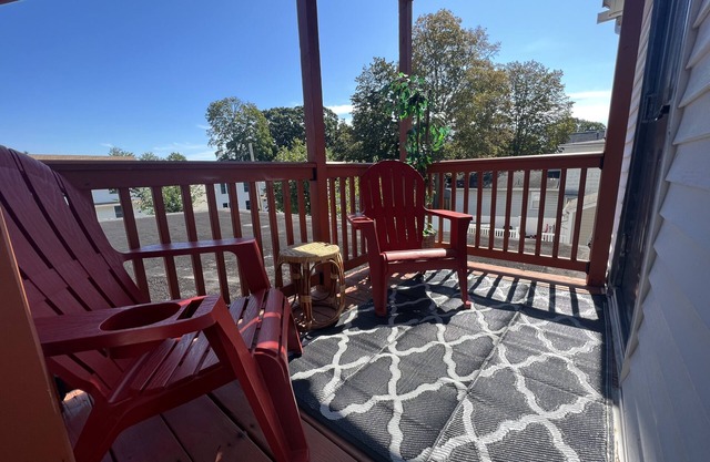 Monopoly Manor-2Bdrm-Free Parking- Mins to Yale- Fully Stocked