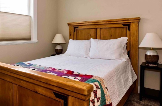 Montague Manor" W&D, Hot Tub, Queen Beds, Sleeps6