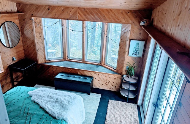 Montana Gem w/ Fireplace & Views perfect for your next adventure!