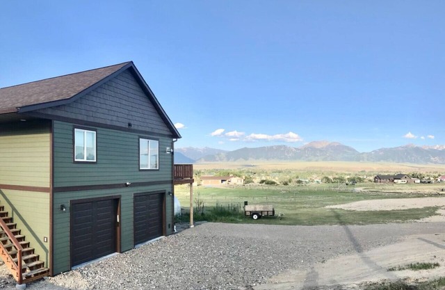 Montana Getaway with mountain views