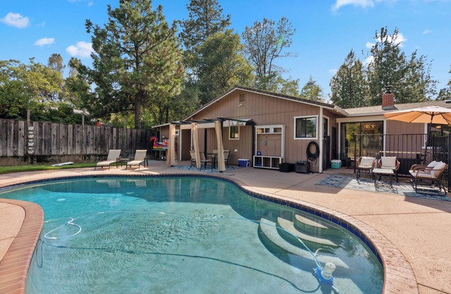 Montana Grove - Pool / Game Room / Boat Parking / Space for large groups