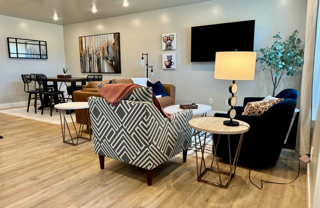 Montana Modern Luxury Townhome - 3 bedroom - Quiet - Convenient