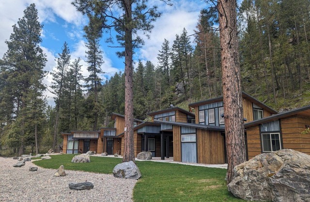 Montana Ponderosa Cabins short walk to Flathead Lake-near Glacier national park