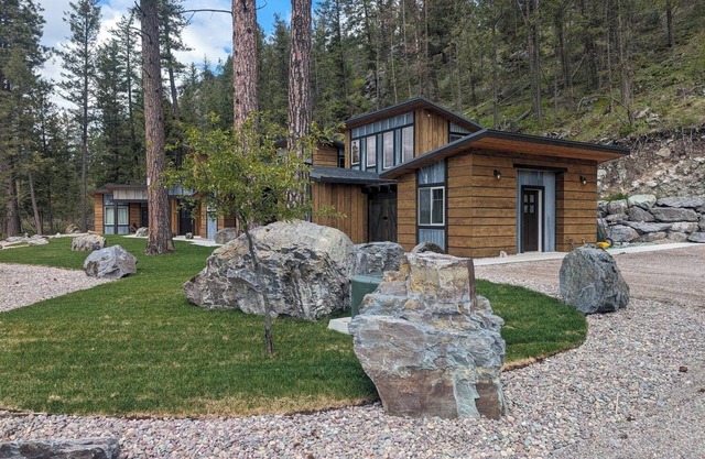 Montana ponderosa Cabin #3- Close walk to Flathead Lake and Near Glacier Park