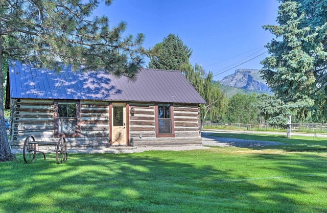 Montana Retreat: Original Hamilton Log Cabin!