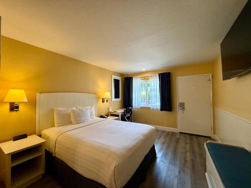 Monterey Bay Lodge