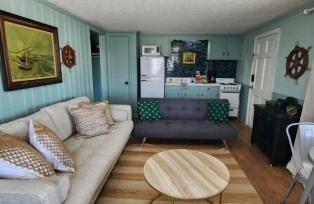 Monterey Motel - Beach Cottage 10 at Beach Access 8. Large Pool. Newly Remodeled