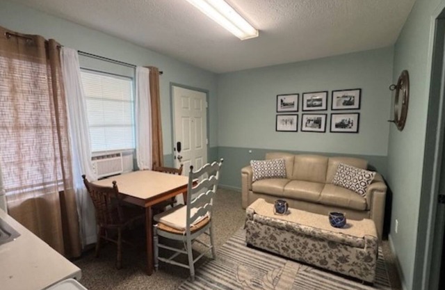 Monterey Motel - Beach Cottage 7 at Beach Access 8. Large Pool. Newly Remodeled.