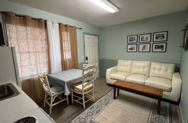 Monterey Motel - Beach Cottage 8 at Beach Access 8. Large Pool. Newly Remodeled.