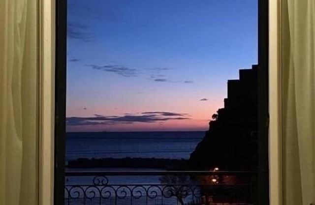 Monterosso 30 metresfrom the beach, wonderful sea view free wi- fi parking