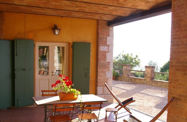 Montestigliano, ein authentisches Bauernhaus im Herzen der Toskana, ist eine Oase der Ruhe und Schönheit, die ihren Gästen edle Residenzen und eine bezaubernde Aussicht bietet