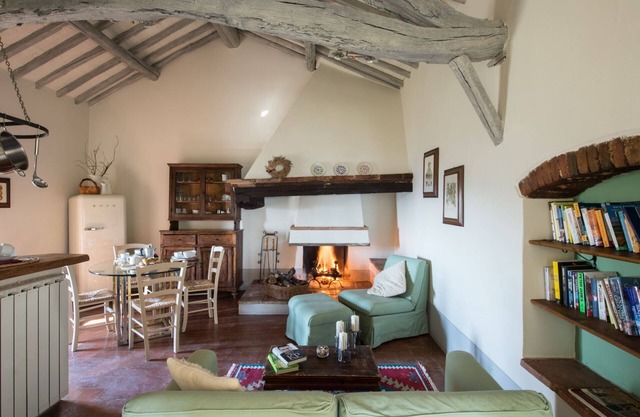 Montestigliano, ein authentisches Bauernhaus im Herzen der Toskana, ist eine Oase der Ruhe und Schönheit, die ihren Gästen edle Residenzen und eine bezaubernde Aussicht bietet