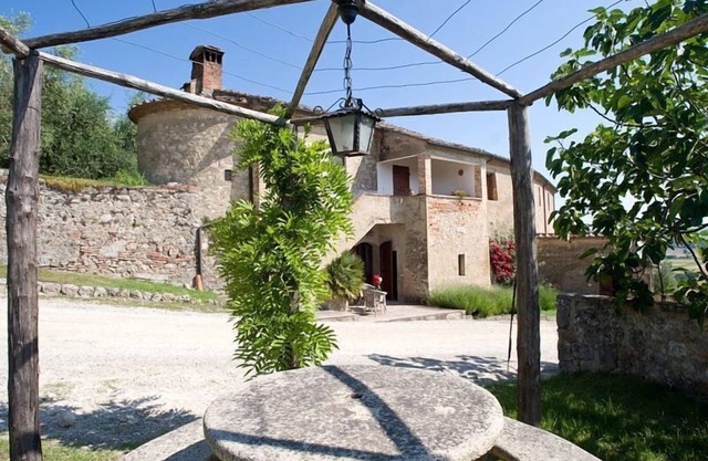 Montestigliano, ein authentisches Bauernhaus im Herzen der Toskana, ist eine Oase der Ruhe und Schönheit, die ihren Gästen edle Residenzen und eine bezaubernde Aussicht bietet