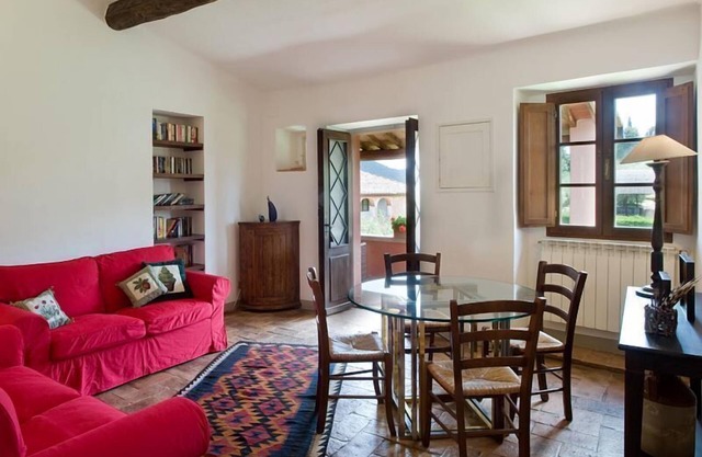 Montestigliano, ein authentisches Bauernhaus im Herzen der Toskana, ist eine Oase der Ruhe und Schönheit, die ihren Gästen edle Residenzen und eine bezaubernde Aussicht bietet