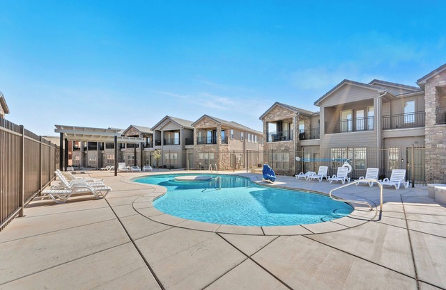 Monthly Azalea Escape|Community pool and hot tub, grill, Smart Tvs