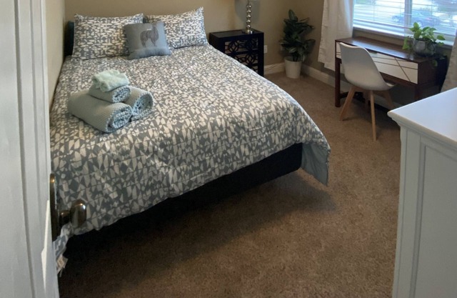 Monthly Rental perfect for families - Pet Friendly - Walk to park