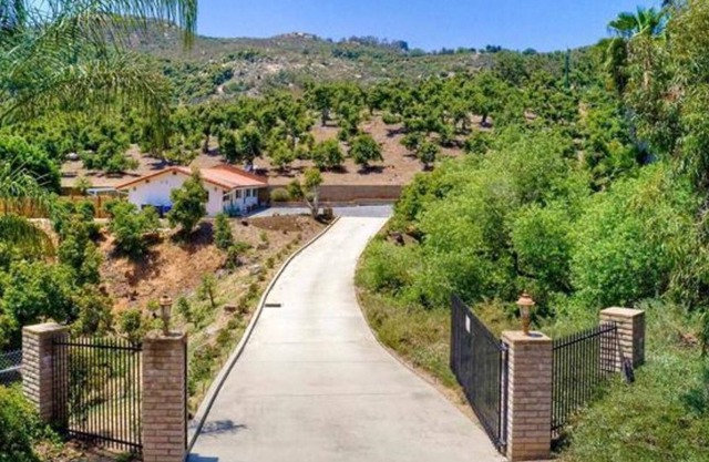 Monthly Rate Discount. Wine & avocado country, I-15, 10 min. Golf Course 2 Blks