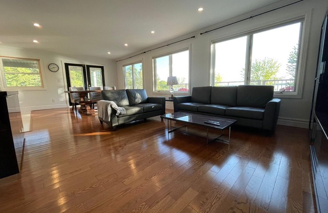 (Monthly Rental only)Lakeside Retreat w/Swimming Pool & Hot Tub