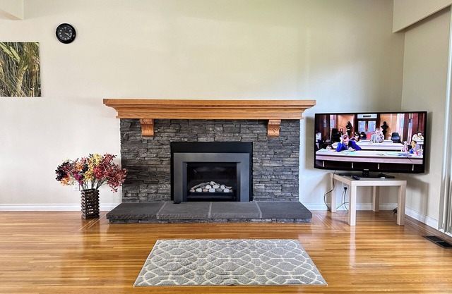 Monthly stay one Bedroom upper floor suite with Garden view Closed to SFU