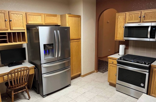 Monthly Windsor 3 bed 2 bath near Downtown