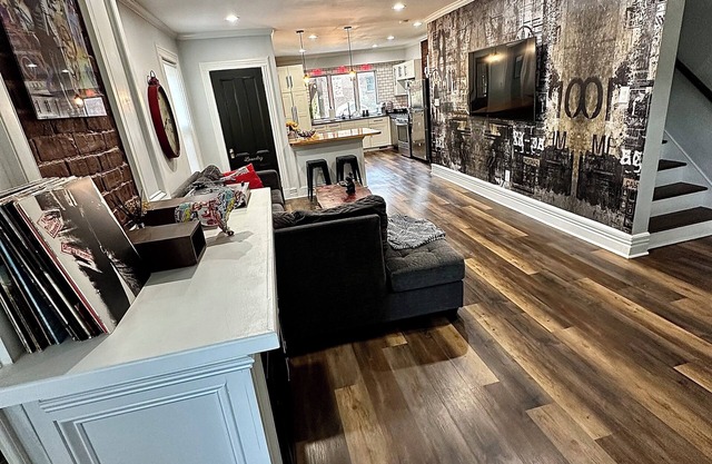 MONTLY RENTAL - VIBRANT AND SPACIOUS 4-BR HOME IN DOWNTOWN RED BANK w/ HOT TUB