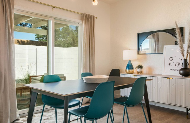 MOON HAVEN: Stylish 2-Bedroom Retreat with Patio